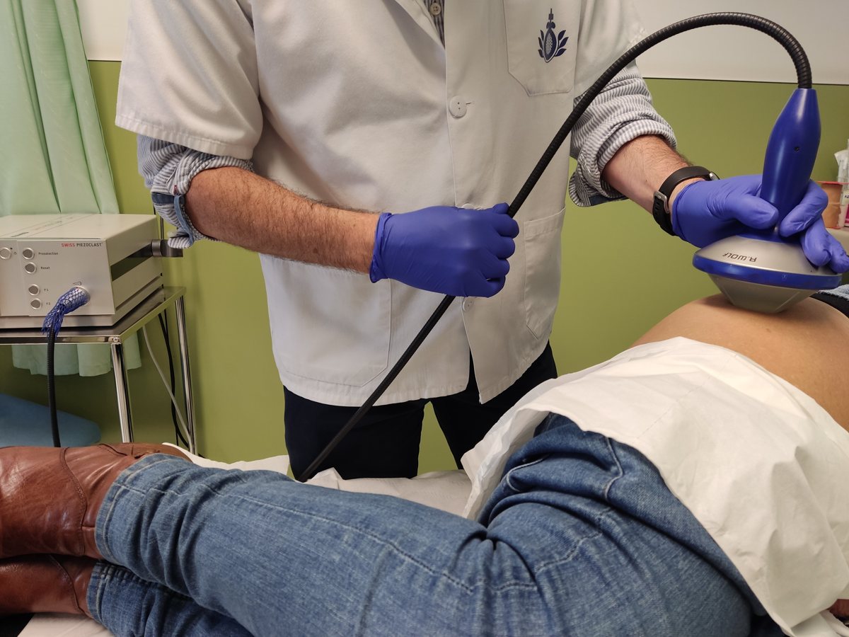Sesión real de ondas de choque focales con el equipo piezoeléctrico Swiss PiezoClast en la consulta del Dr. O'Rourke, Tenerife